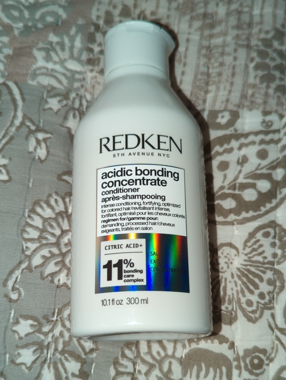 Redken Acidic Bonding Concentrate Conditioner - White